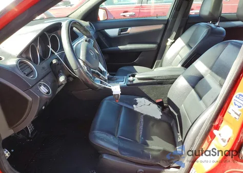 2012 Mercedes-Benz C 250 z USA, uszkodzony, nr VIN WDDGF4HB3CR236948